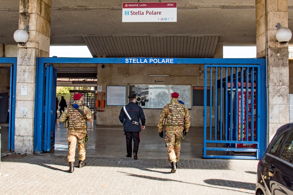 carabinieri all'ingresso della stazione metropolitana