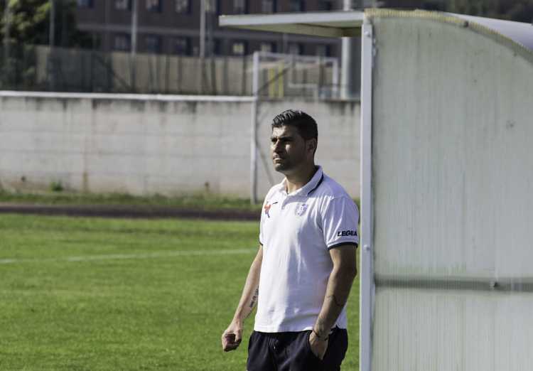 Mario Guida in panchina (foto Ferri)