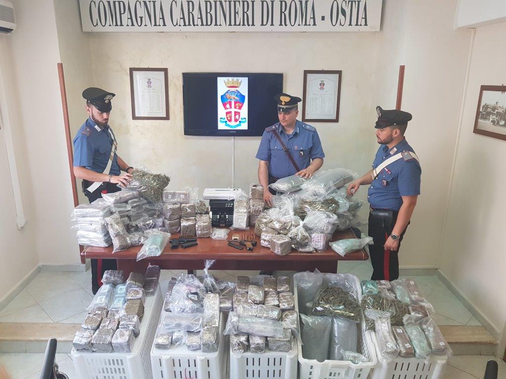 OSTIA La droga sequestrata dai Carabinieri (2)