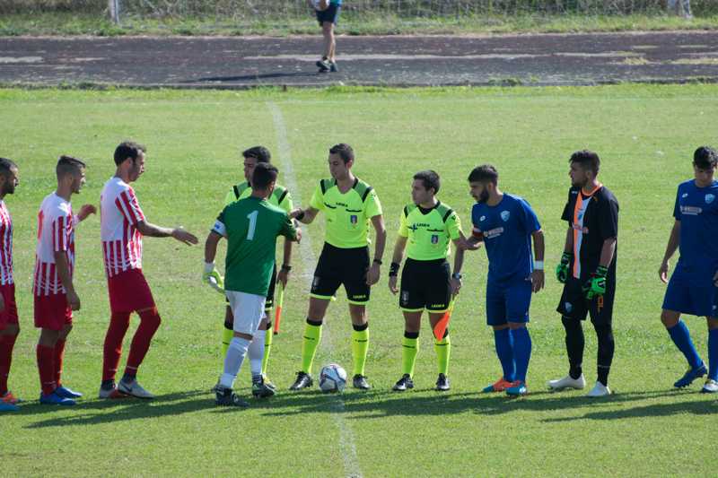 Anzio-Cynthia il saluto tra i capitani (foto Ferri)